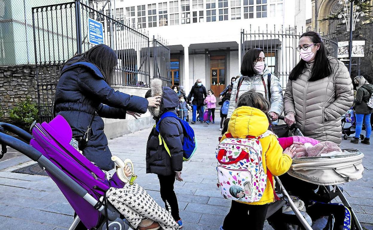 Familiares recogen a los pocos alumnos que ayer acudieron al colegio Urkide de Vitoria. 