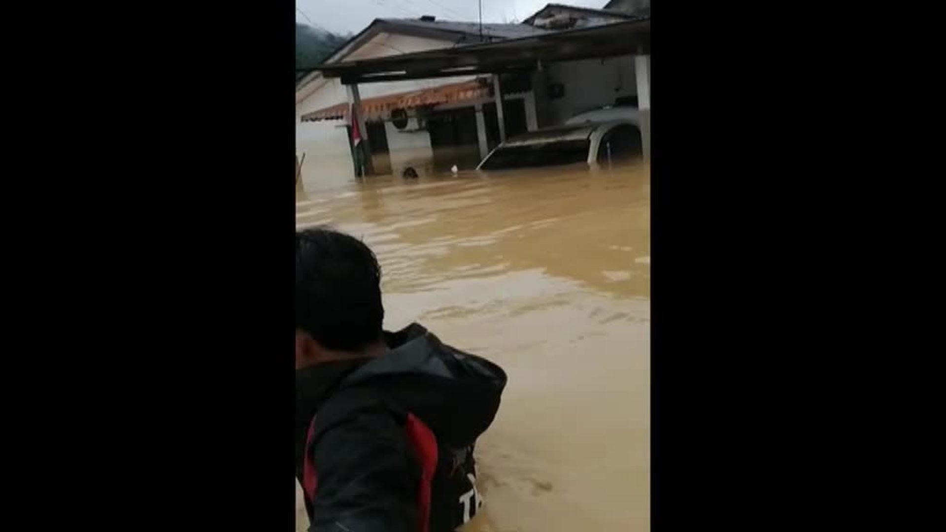 Fuertes Inundaciones En El Suroeste De Malasia Con 20 000 Evacuados