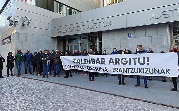 Protesta de Zadlibar Argitu ante el juzgado de Durango. 