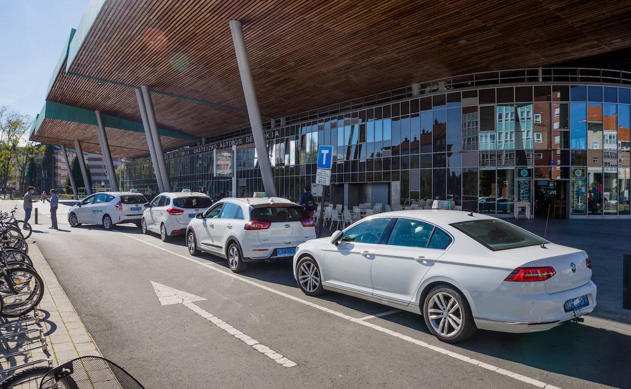 Varios taxis esperan una carrera en la estación de autobuses de Vitoria. 