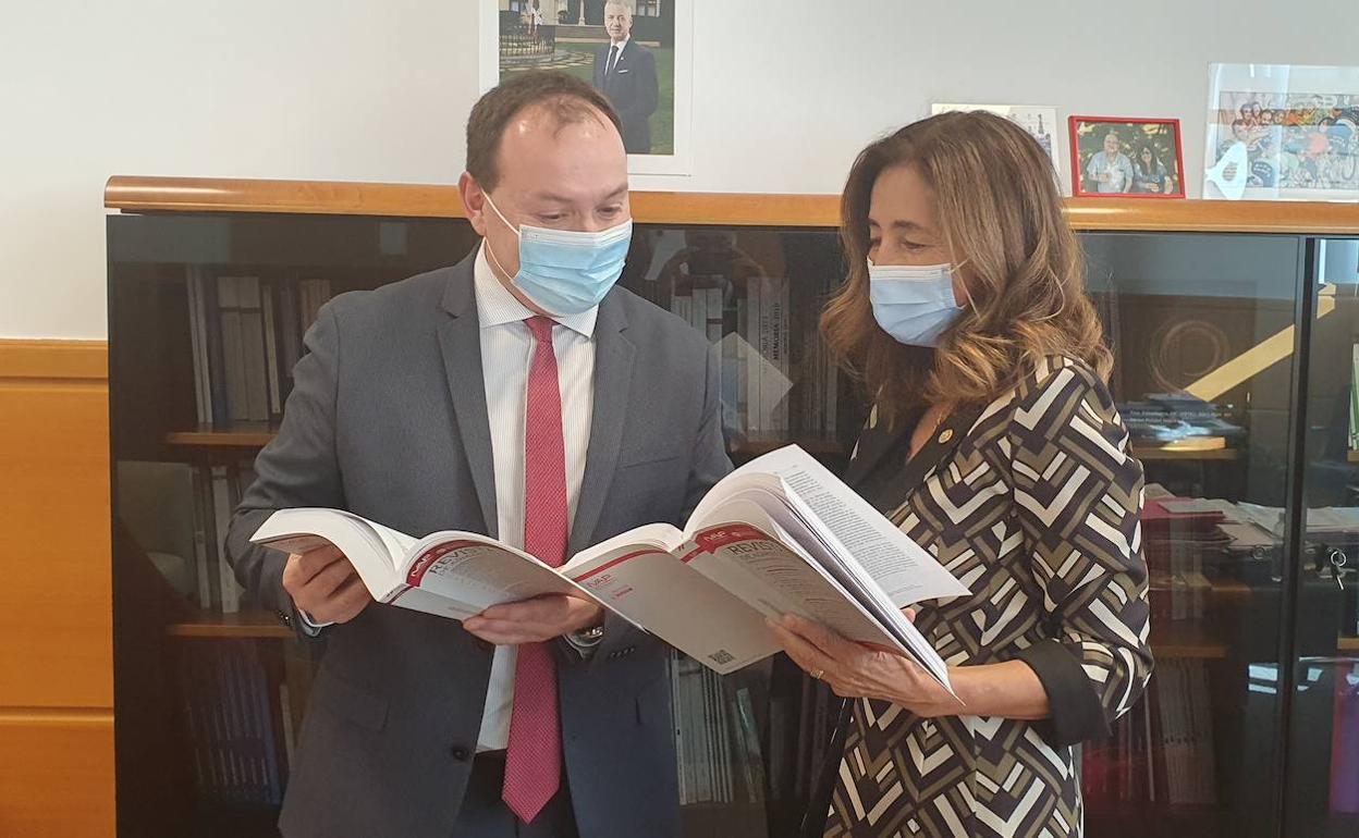 Egoitz Laburu junto a la consejera de Gobernanza Pública, Olatz Garamendi, en una foto de archivo. 