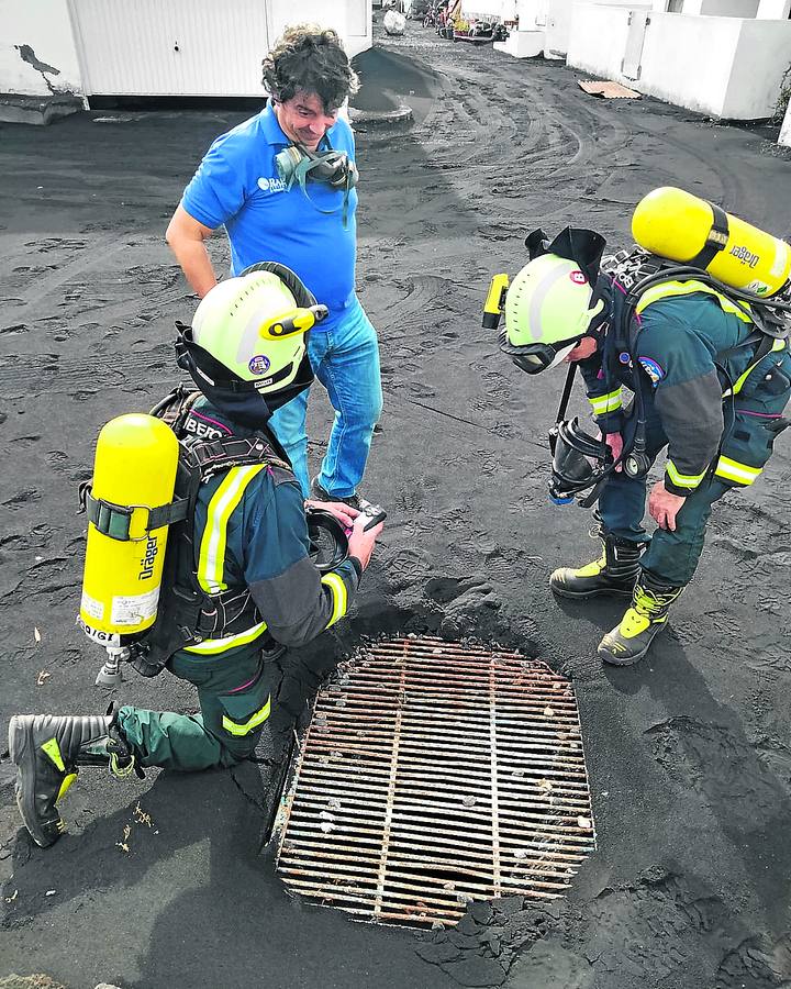 Imagen - Los profesionales realizan mediciones de gases en una de las zonas evacuadas.