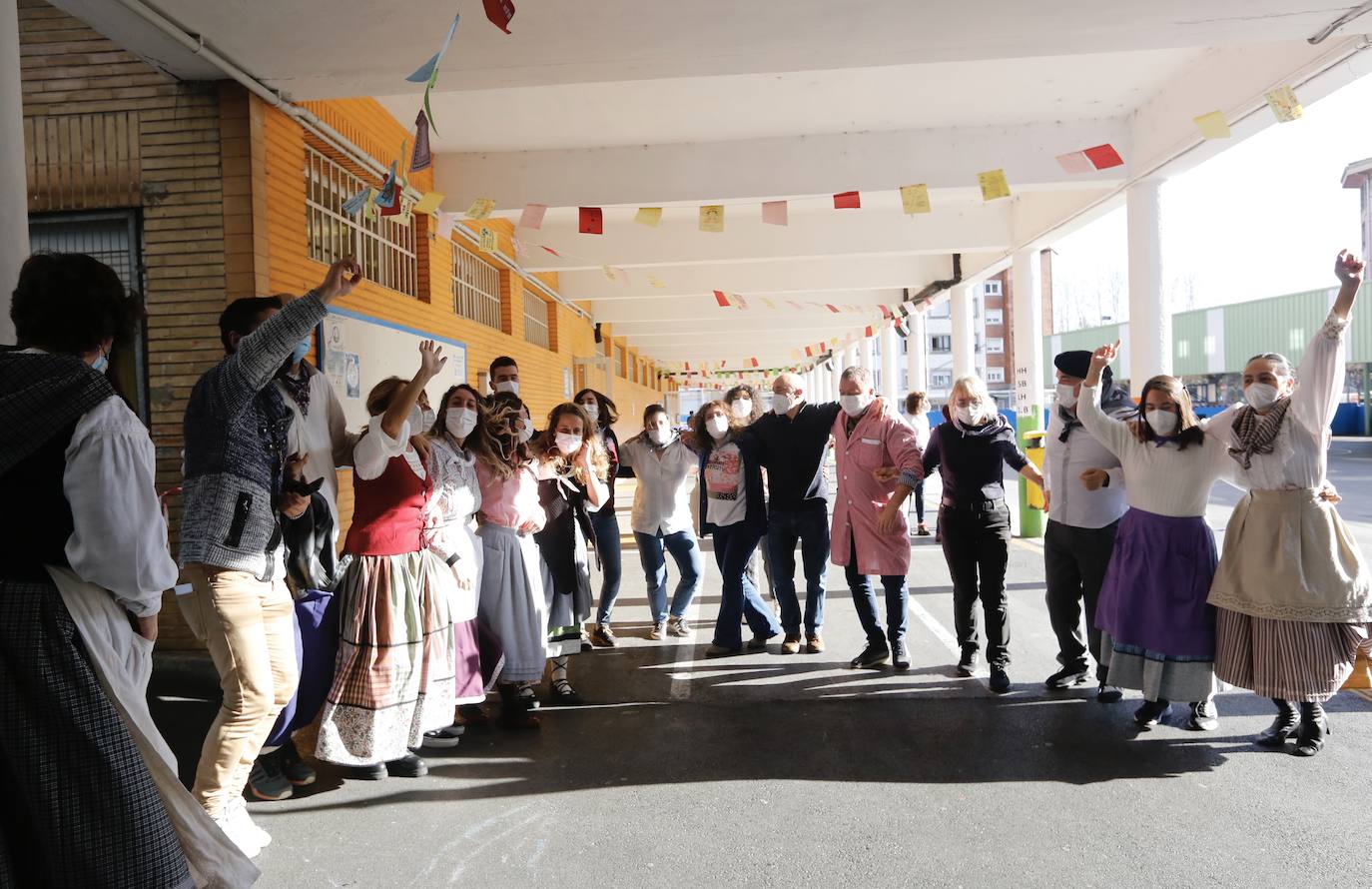 Alumnos, profesores y padres celebran el premio. 