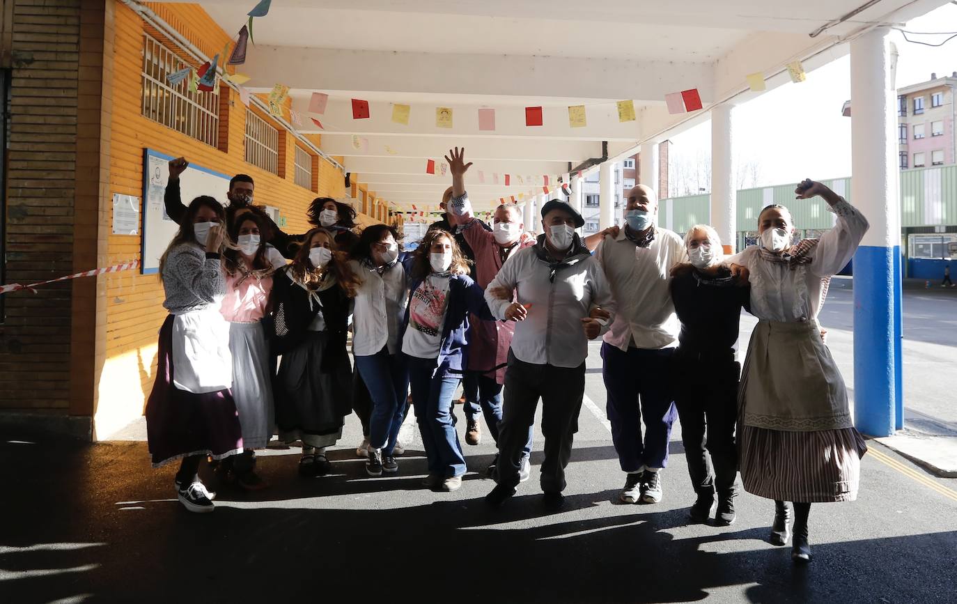 Alumnos, profesores y padres celebran el premio. 