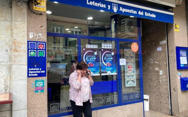 Imagen de la administración de Lotería de Galdakao tras vender un quinto premio. . 