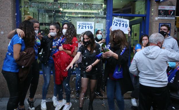 El club de balonmano riega de millones a 400 familias de Basauri con el segundo premio