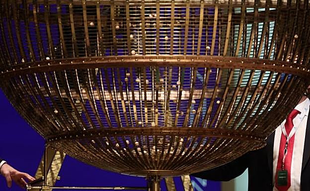 Un décimo a repartir entre 80 personas en Llodio