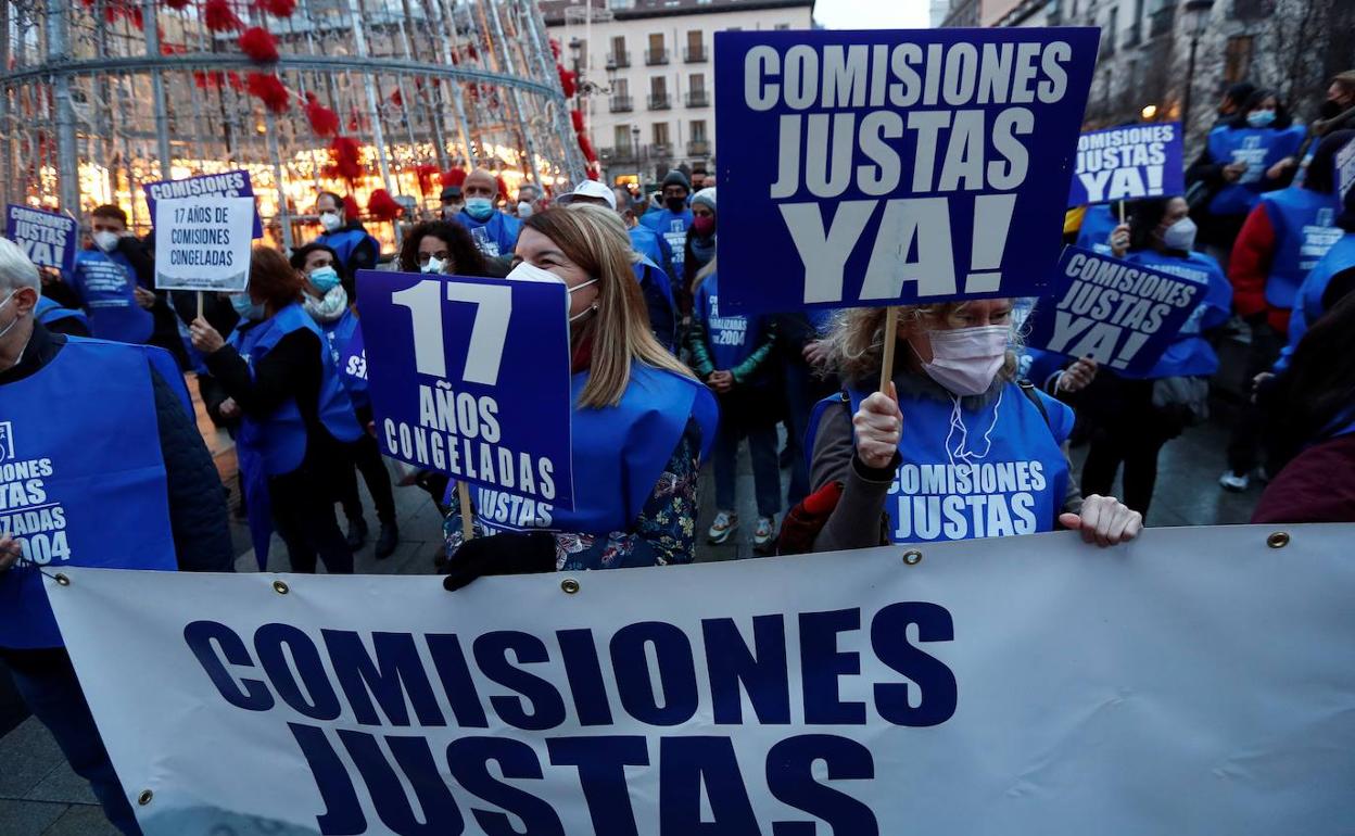 Los loteros se movilizan a las puertas del Teatro Real