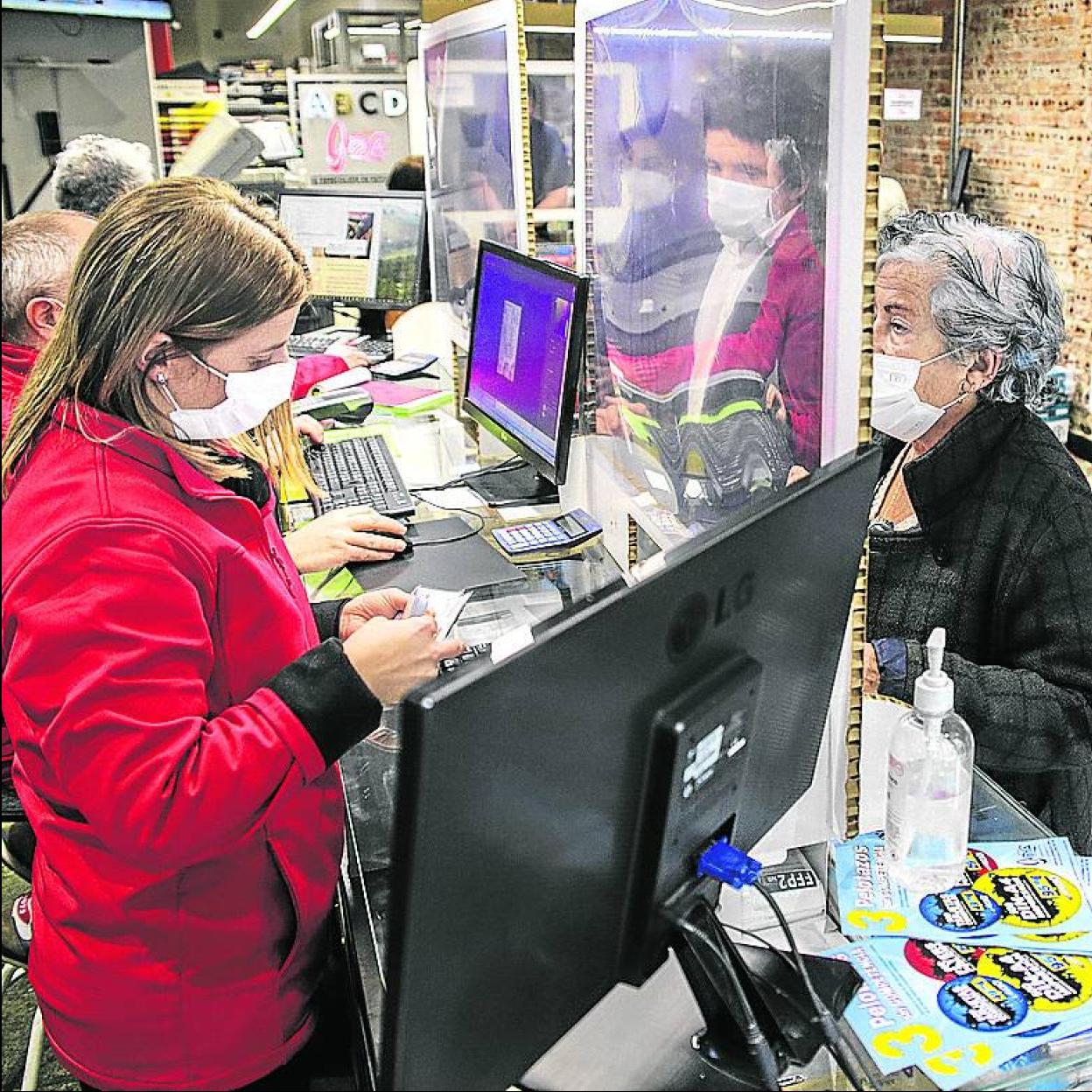 Clientes encargan sus tarjetas en la librería 'Goya'. 