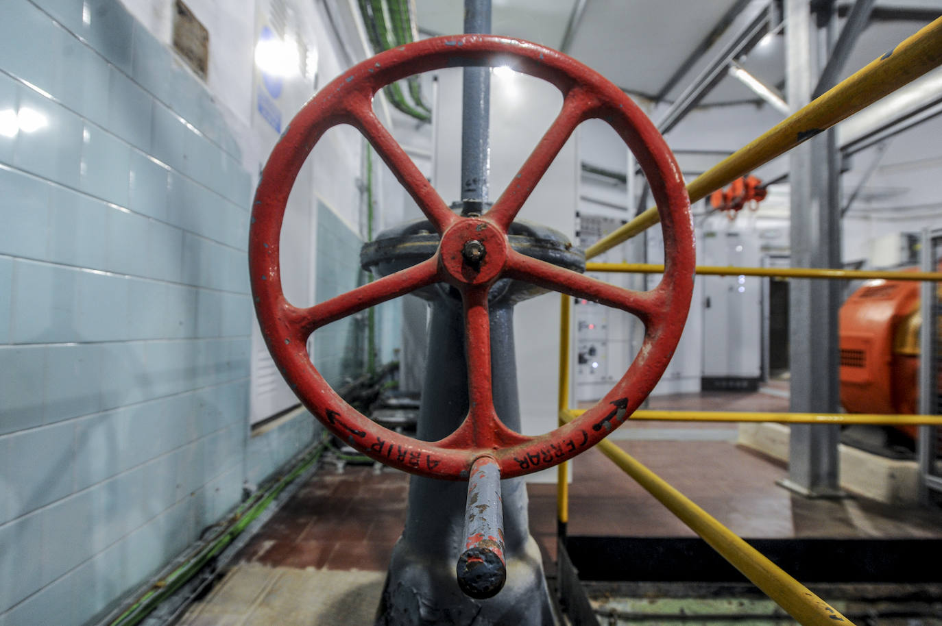 La instalación cuenta con un grupo hidráulico para consumo interno, por donde pasa agua hacia el Zadorra de forma continua. Su apertura se controla con una válvula.