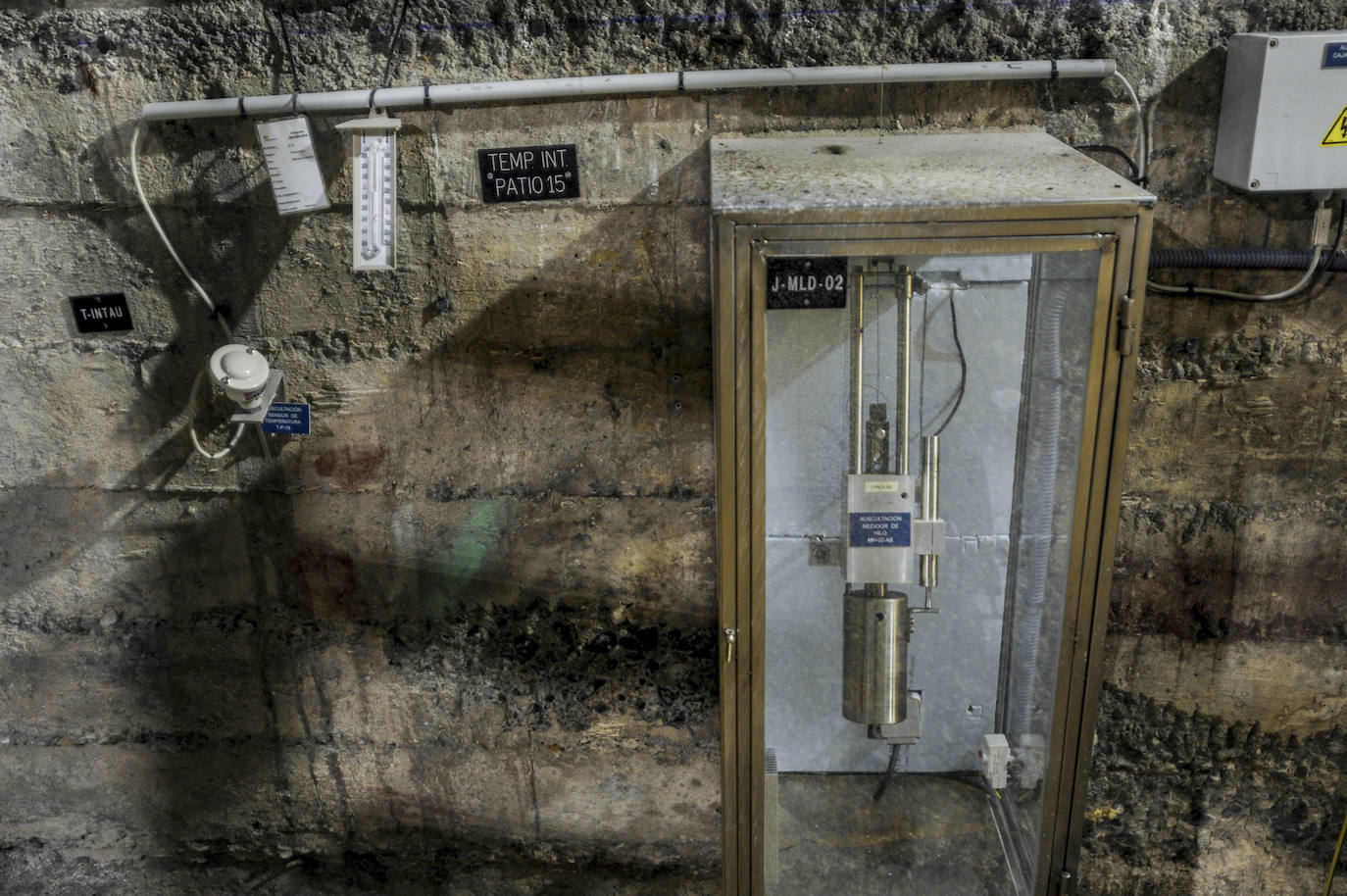 Los patios huecos cuentan con diversos numerosos medidores y sistemas de seguridad.