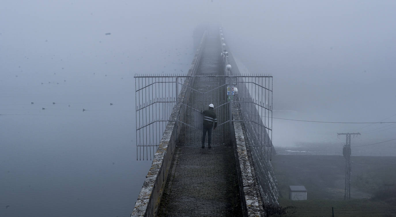 La pasarela situado en lo alto de embalse se encuentra cerrada a cal y canto. Desde ella se puede acceder a los habitáculos desde los que se abren las compuertas. La vista es tan espectacular desde ambas partes, porque se observa cómo la abertura engulle el agua y la 'cascada' del desembalse en primera persona.