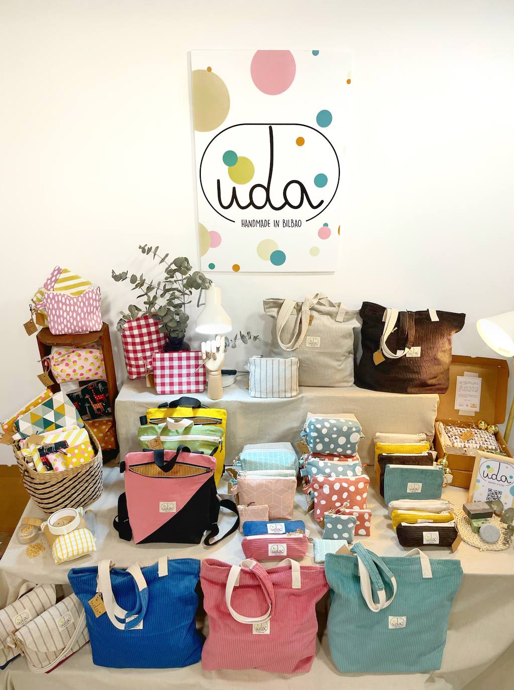 Fotos: La pareja vizcaína que rescata los colores del verano en pleno invierno con sus accesorios