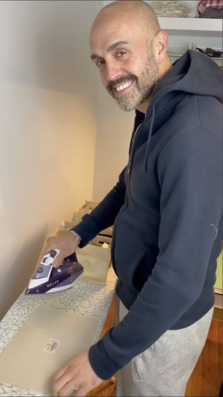 Fotos: La pareja vizcaína que rescata los colores del verano en pleno invierno con sus accesorios