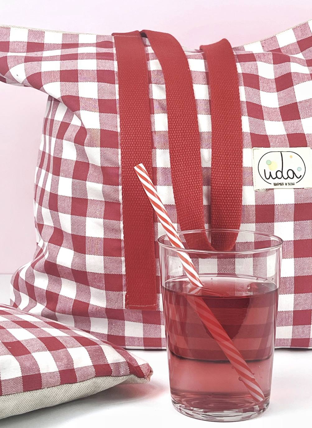 Fotos: La pareja vizcaína que rescata los colores del verano en pleno invierno con sus accesorios