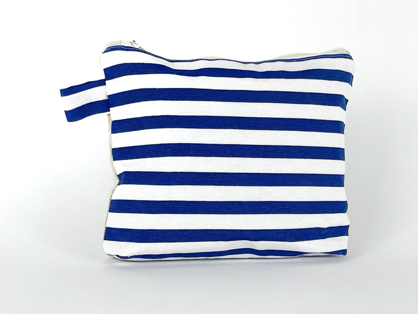 Fotos: La pareja vizcaína que rescata los colores del verano en pleno invierno con sus accesorios