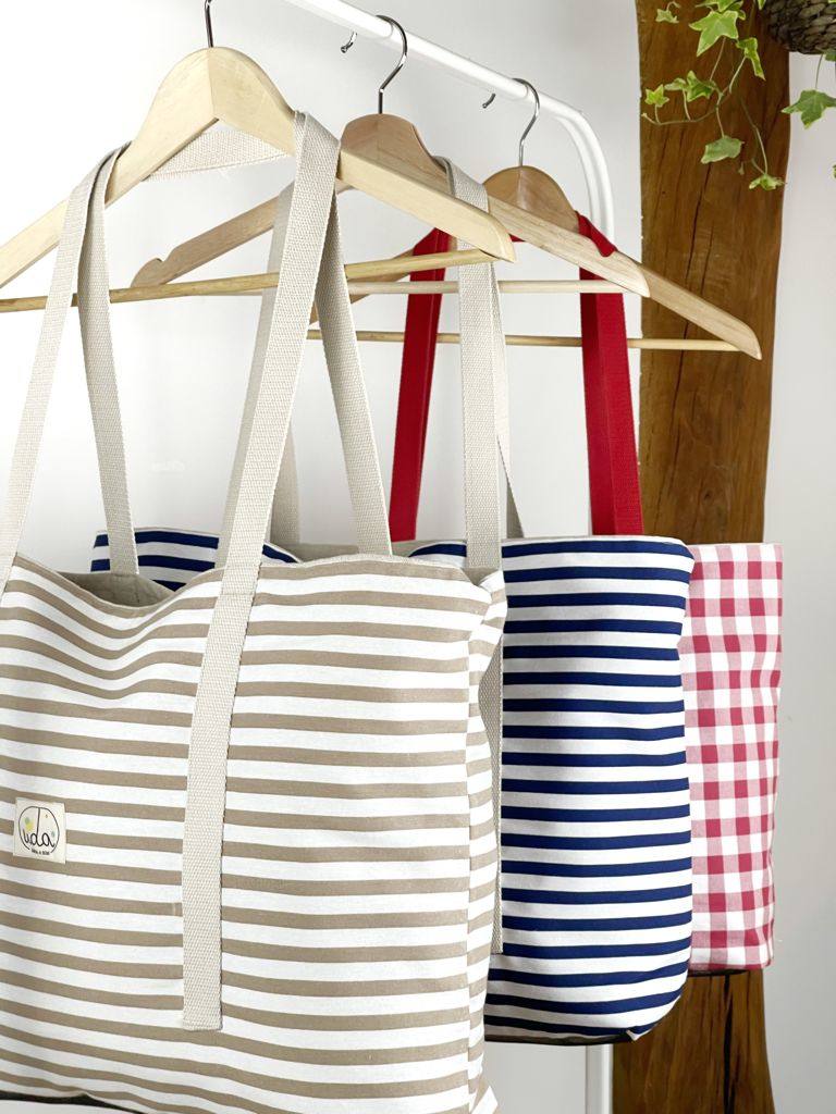 Fotos: La pareja vizcaína que rescata los colores del verano en pleno invierno con sus accesorios