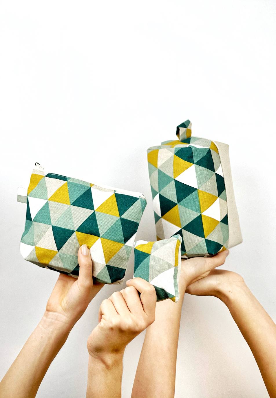 Fotos: La pareja vizcaína que rescata los colores del verano en pleno invierno con sus accesorios