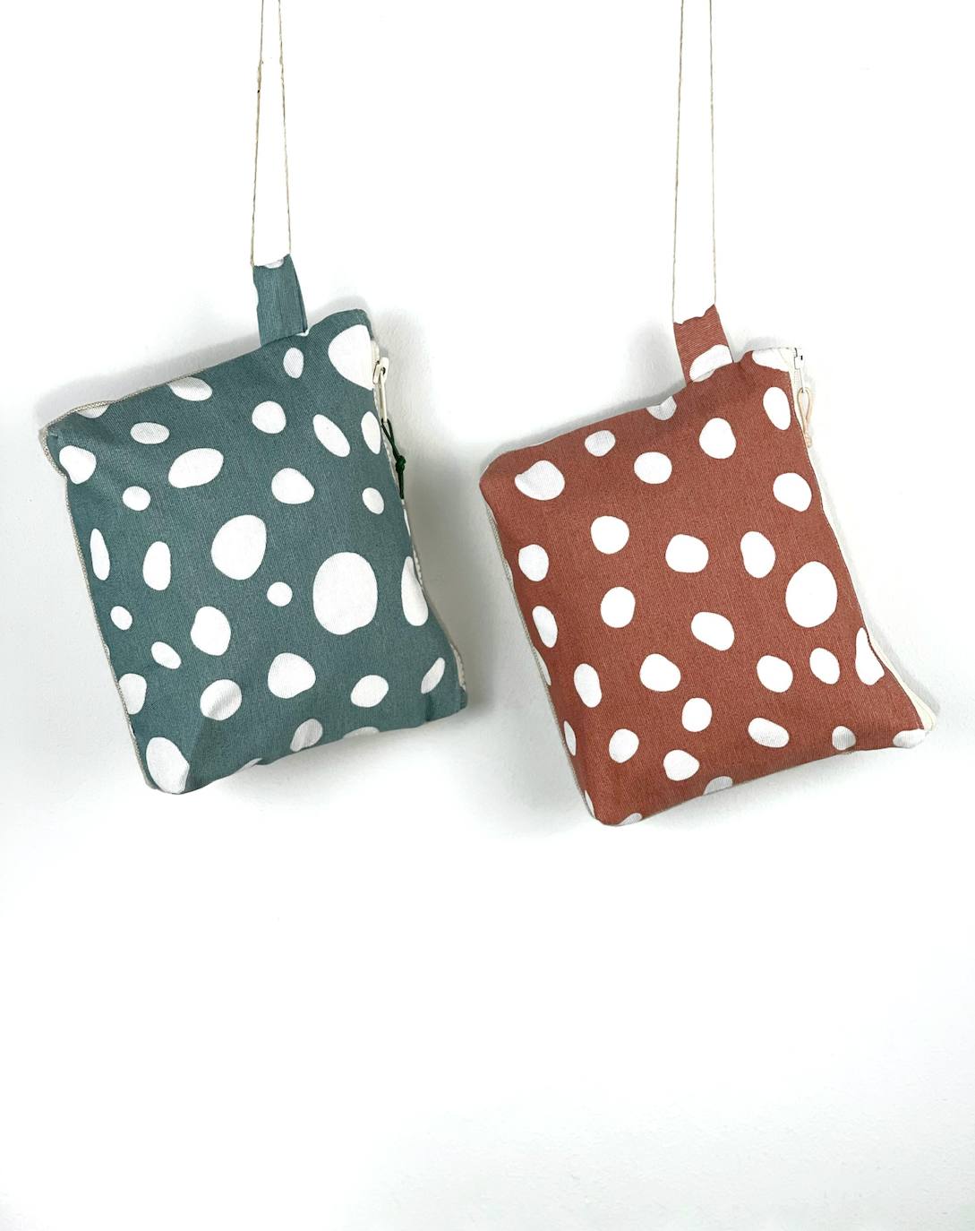 Fotos: La pareja vizcaína que rescata los colores del verano en pleno invierno con sus accesorios