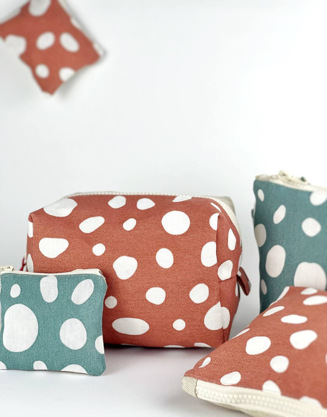 Fotos: La pareja vizcaína que rescata los colores del verano en pleno invierno con sus accesorios