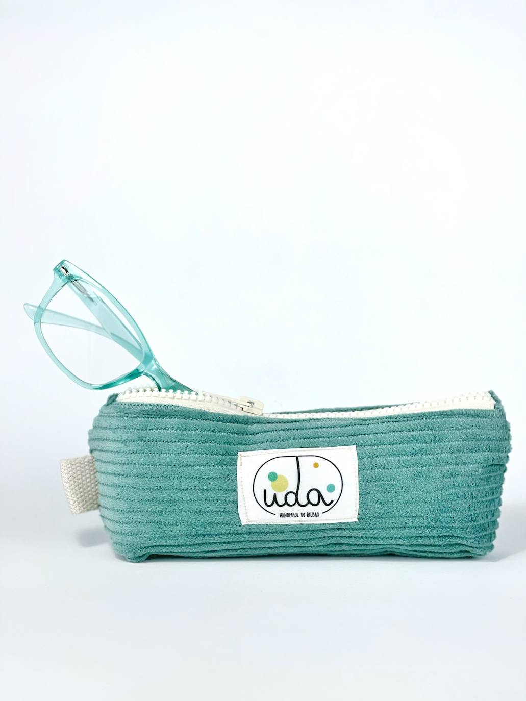 Fotos: La pareja vizcaína que rescata los colores del verano en pleno invierno con sus accesorios