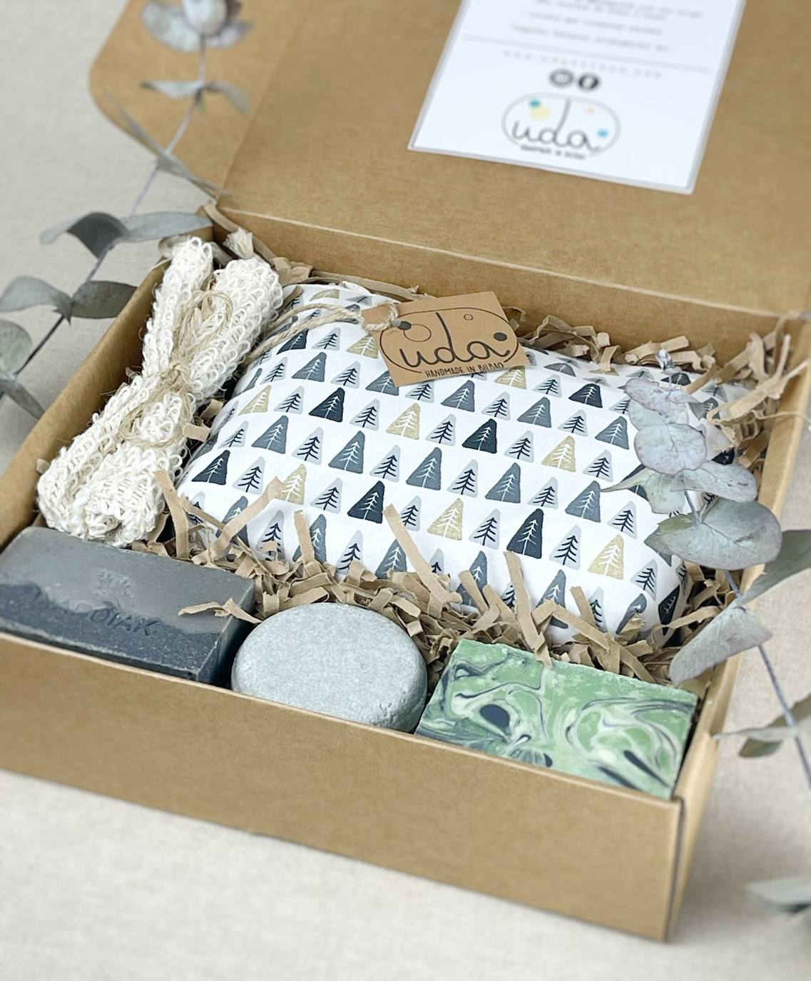 Fotos: La pareja vizcaína que rescata los colores del verano en pleno invierno con sus accesorios