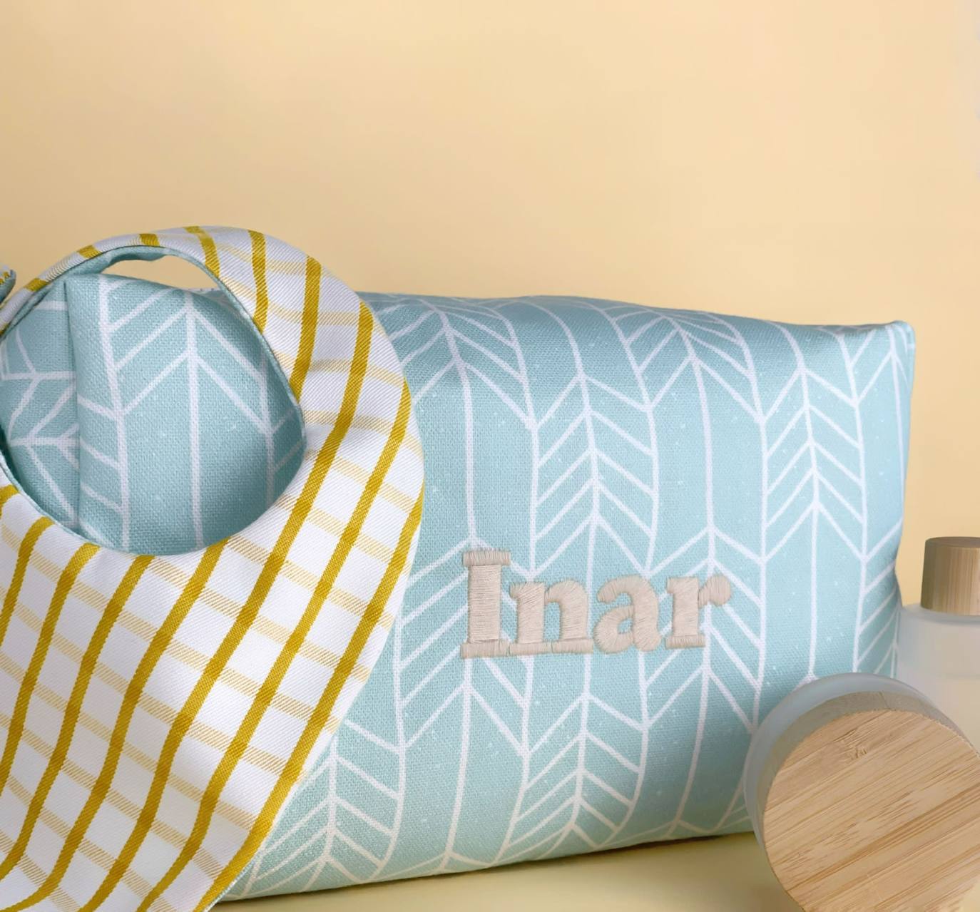 Fotos: La pareja vizcaína que rescata los colores del verano en pleno invierno con sus accesorios