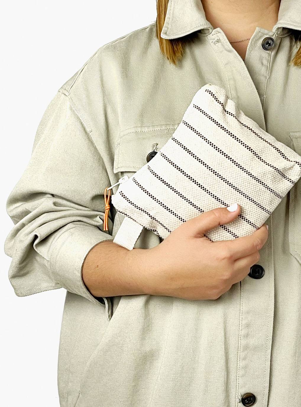 Fotos: La pareja vizcaína que rescata los colores del verano en pleno invierno con sus accesorios