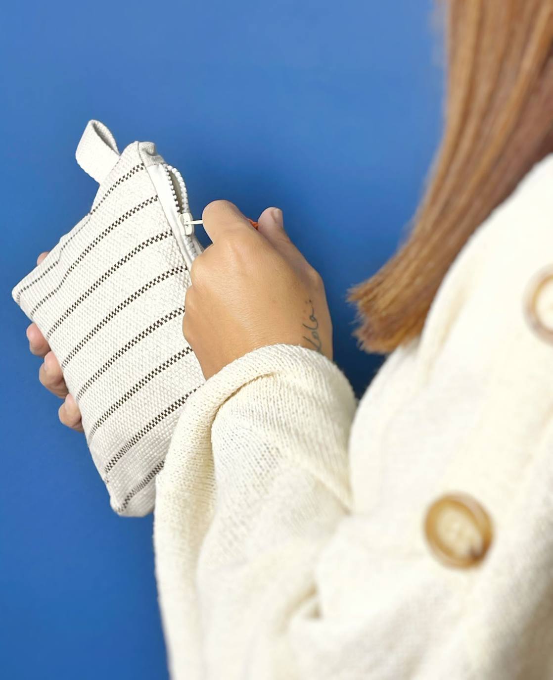 Fotos: La pareja vizcaína que rescata los colores del verano en pleno invierno con sus accesorios