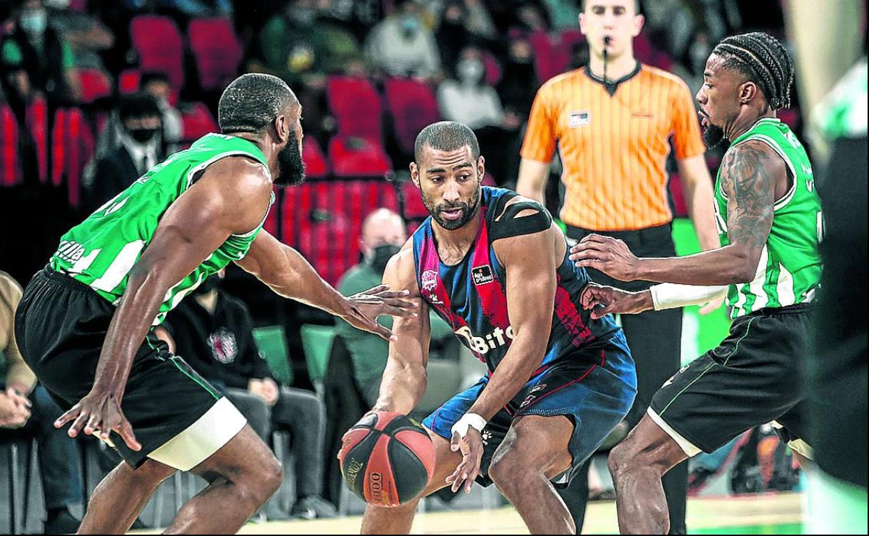 Jayson Granger, acorralado en ataque durante el duelo del pasado domingo frente al Betis. 