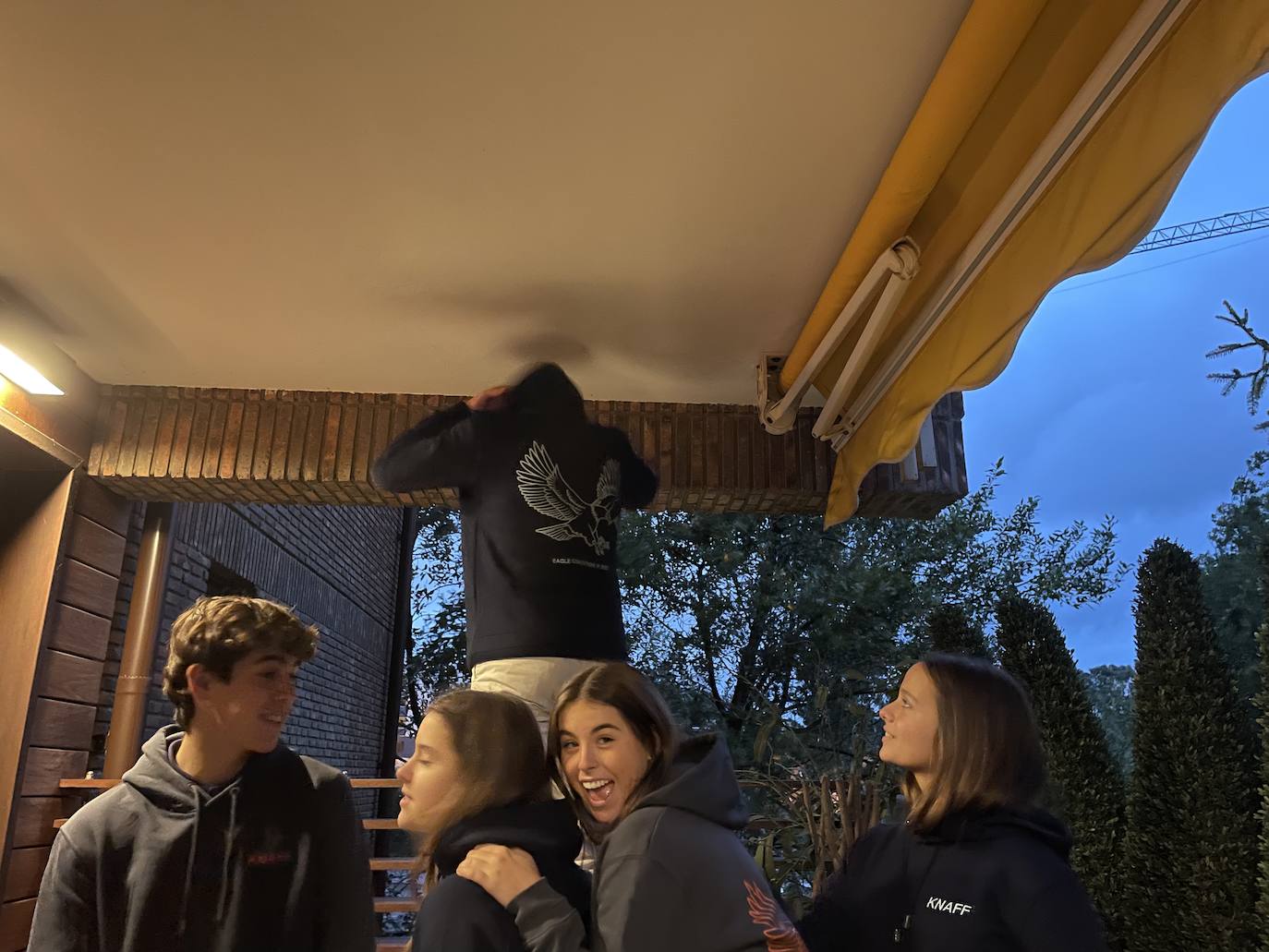 Fotos: La sudadera solidaria de dos amigas bilbaínas que conquistó a Aitor Ocio