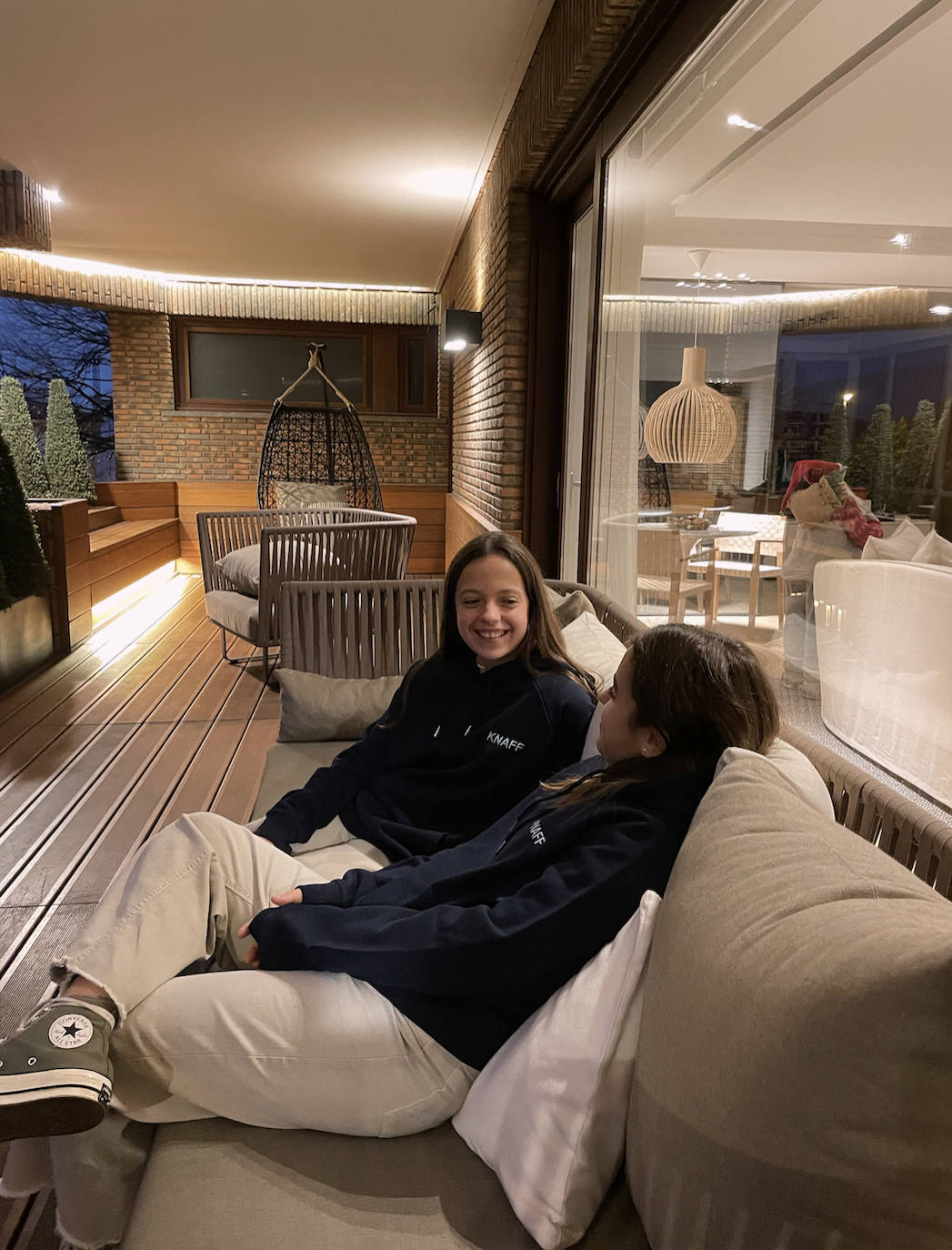 Fotos: La sudadera solidaria de dos amigas bilbaínas que conquistó a Aitor Ocio