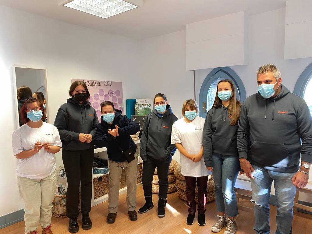 Fotos: La sudadera solidaria de dos amigas bilbaínas que conquistó a Aitor Ocio