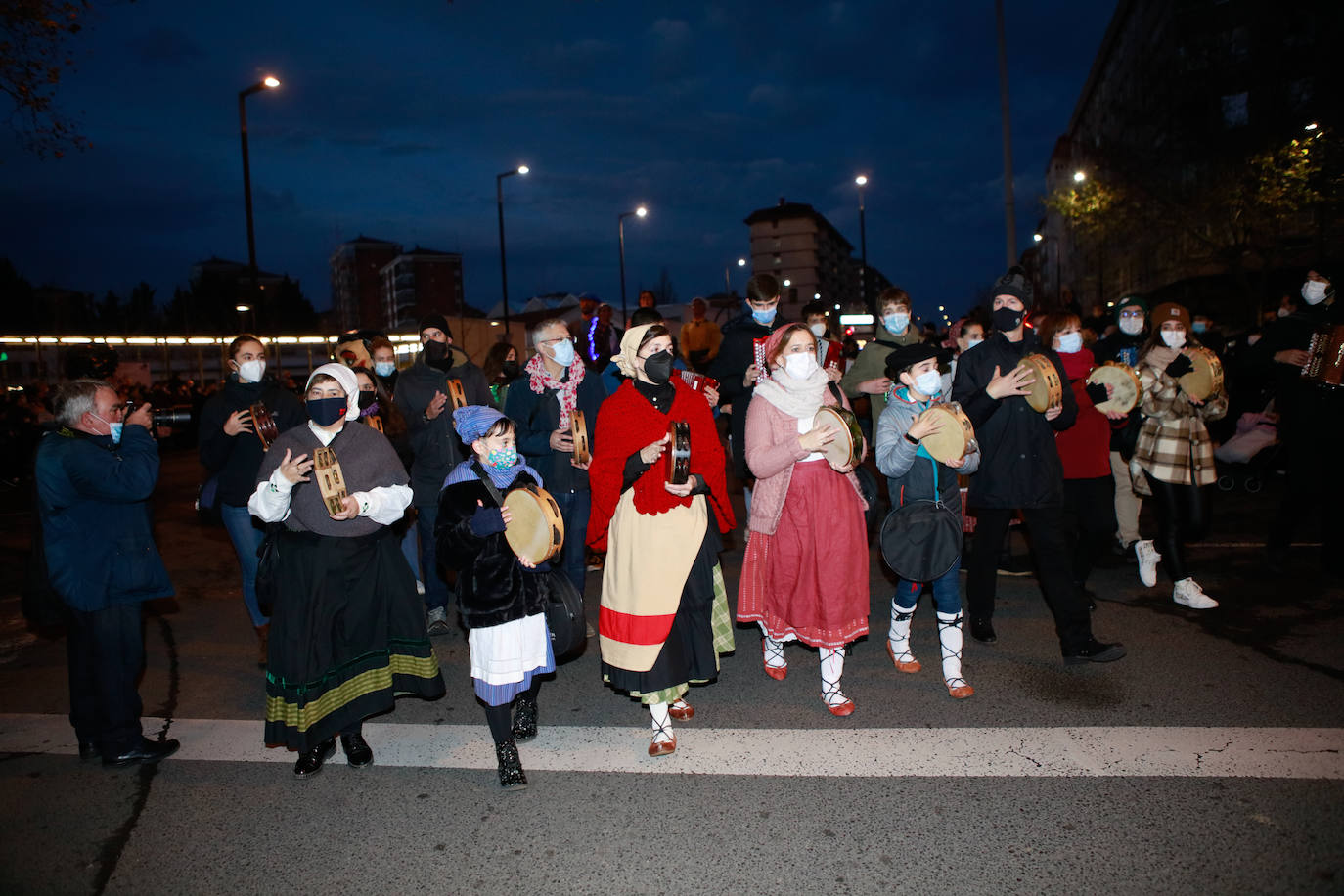 Fotos: Olentzero y su mágico séquito inunda de ilusión Vitoria