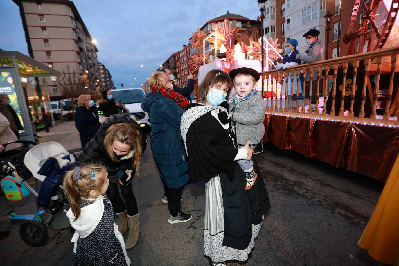Fotos: Olentzero y su mágico séquito inunda de ilusión Vitoria