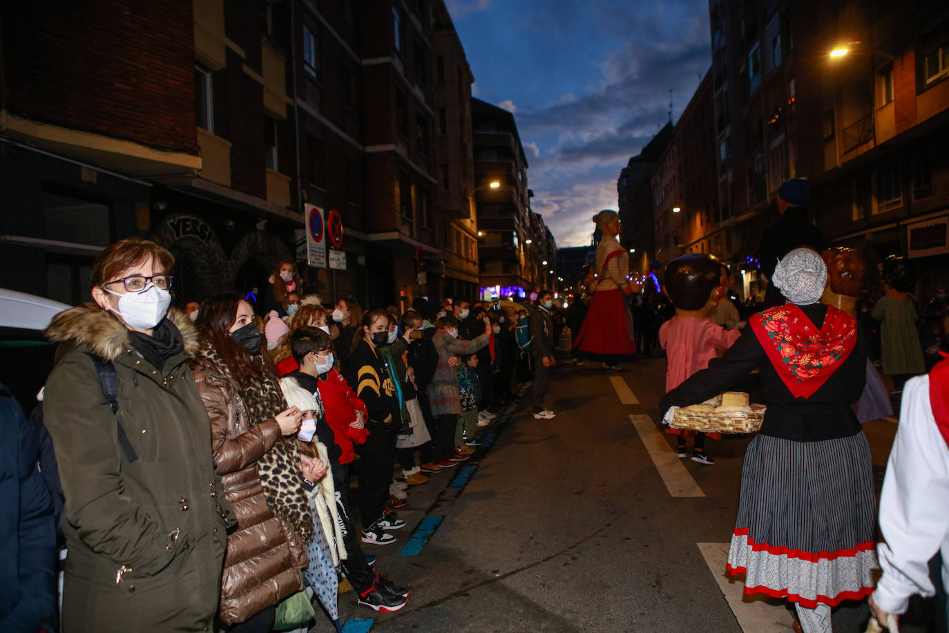 Fotos: Olentzero y su mágico séquito inunda de ilusión Vitoria