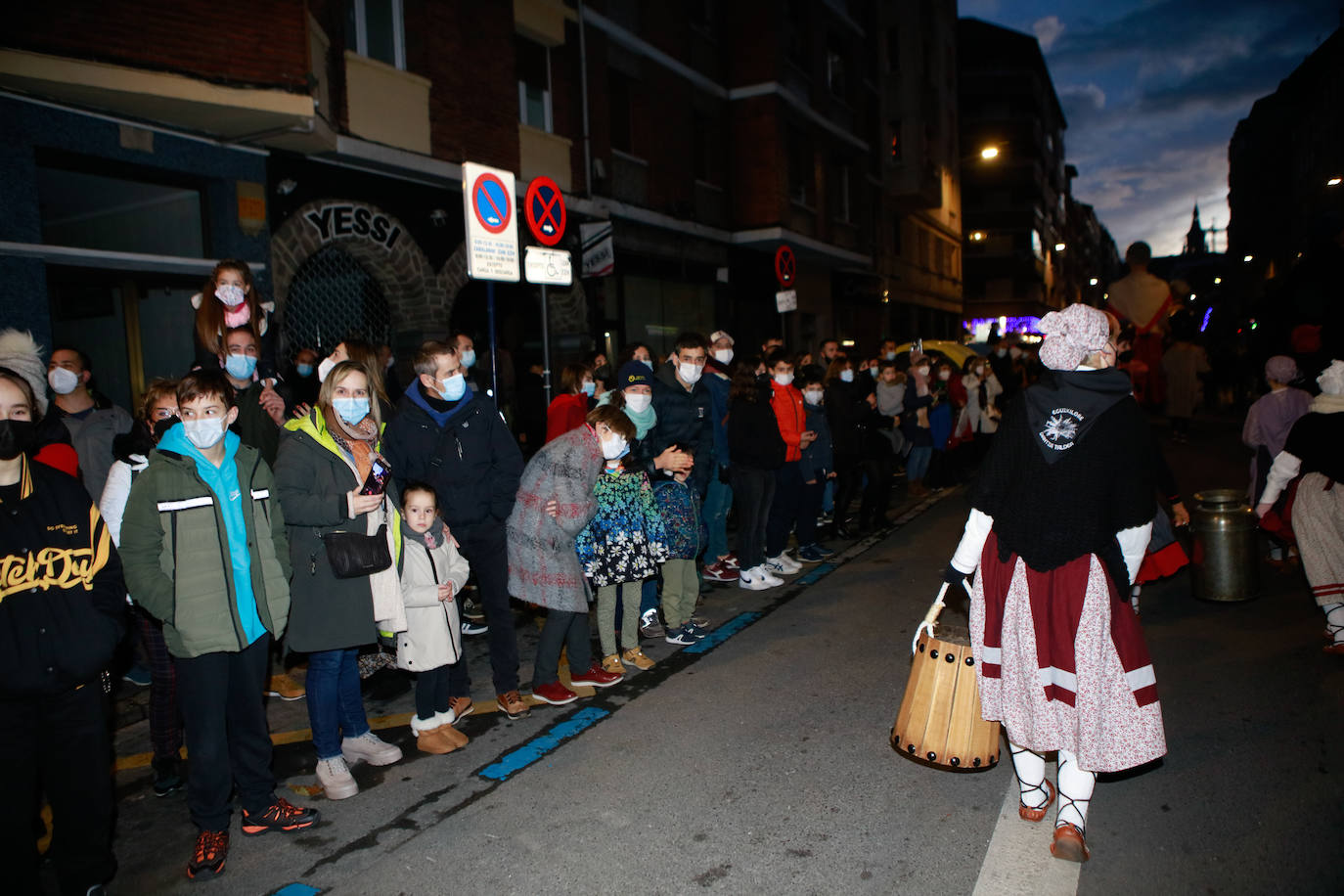 Fotos: Olentzero y su mágico séquito inunda de ilusión Vitoria