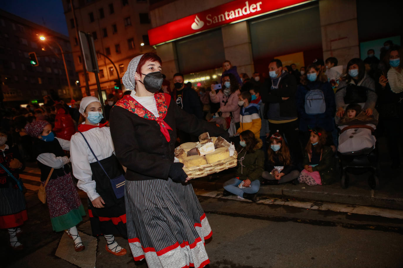 Fotos: Olentzero y su mágico séquito inunda de ilusión Vitoria