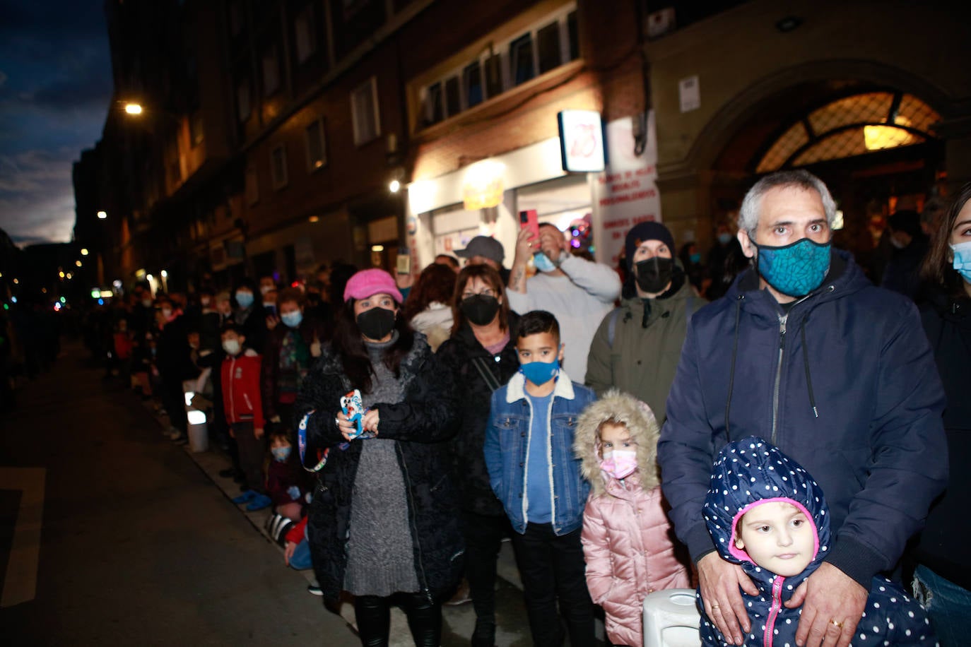 Fotos: Olentzero y su mágico séquito inunda de ilusión Vitoria