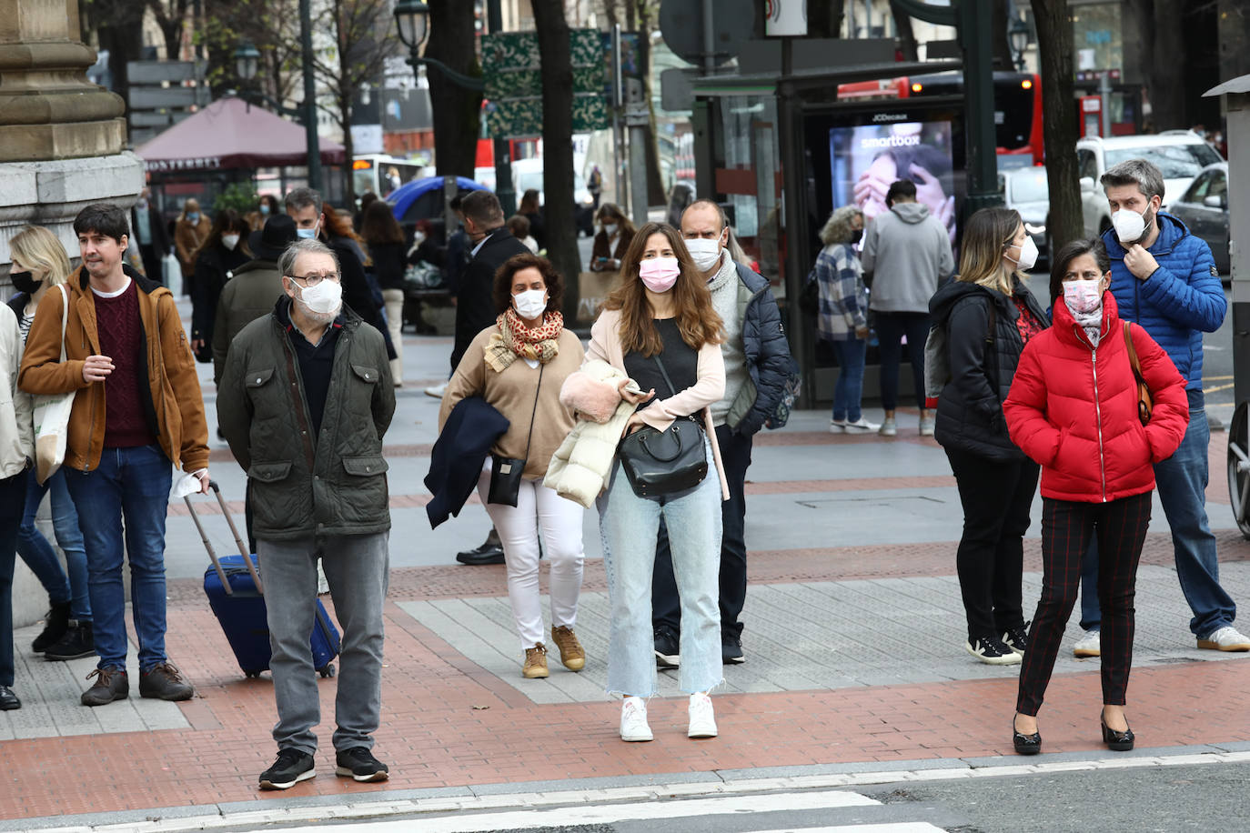 Fotos: Poteo antes de Nochebuena en Bilbao con mascarilla obligatoria