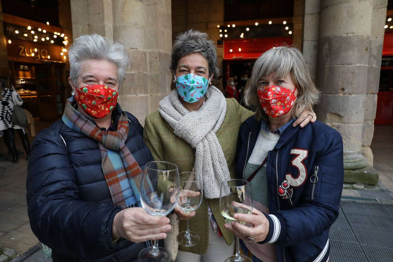 Fotos: Poteo antes de Nochebuena en Bilbao con mascarilla obligatoria