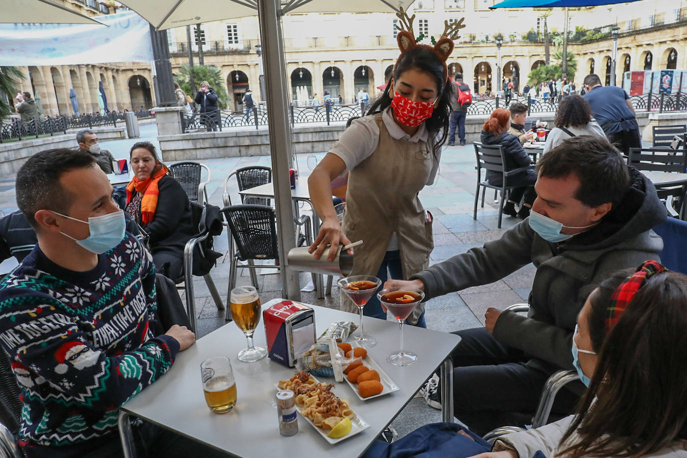 Fotos: Poteo antes de Nochebuena en Bilbao con mascarilla obligatoria