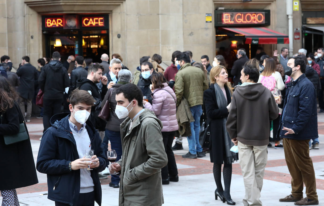 Fotos: Poteo antes de Nochebuena en Bilbao con mascarilla obligatoria