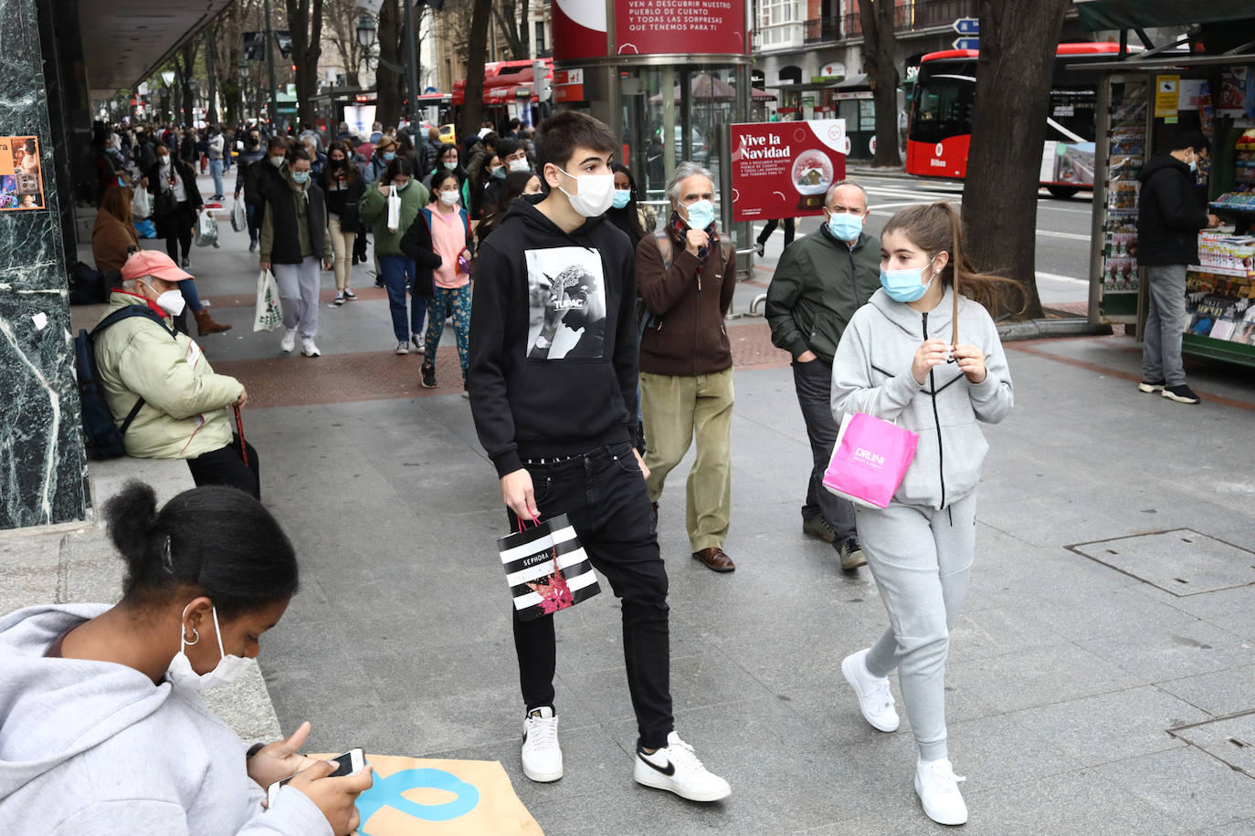 Fotos: Poteo antes de Nochebuena en Bilbao con mascarilla obligatoria