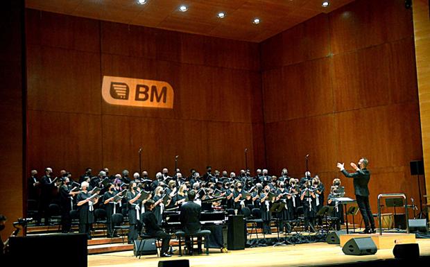 El coro durante las Indianas de Carlos Guastavino