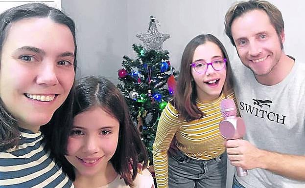 Iratxe, Maider, Nahia e Iker, con su micrófono karaoke. 