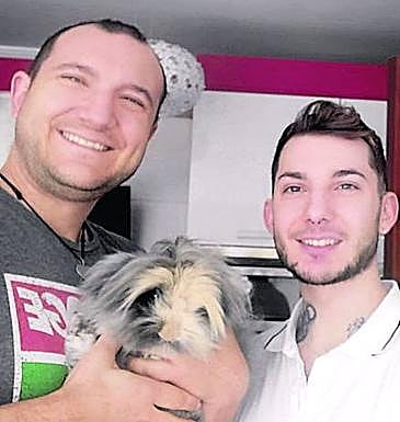 Daniel y Rubén, con su mascota 'Missie'.