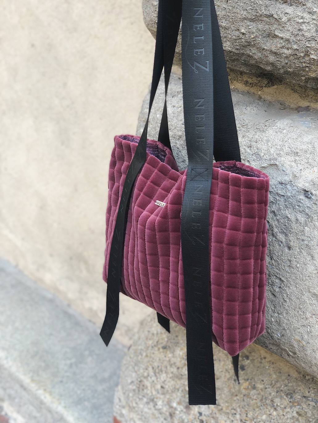 Fotos: Los bolsos que van a triunfar este invierno son de pelo y llegan desde Ondarroa