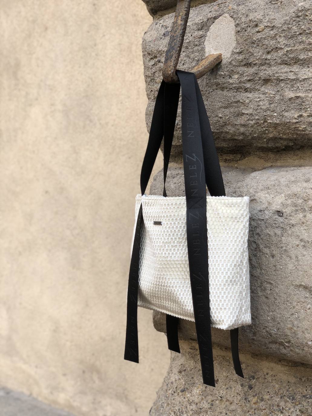 Fotos: Los bolsos que van a triunfar este invierno son de pelo y llegan desde Ondarroa