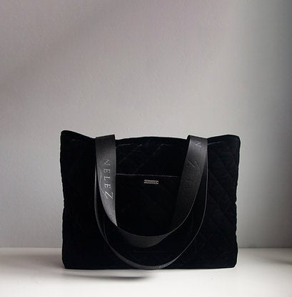 Fotos: Los bolsos que van a triunfar este invierno son de pelo y llegan desde Ondarroa